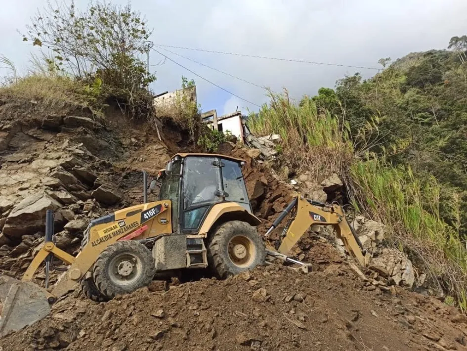 Se espera que con las placas huella y la construcción de gaviones se pueda garantizar el tránsito en la vía. Se espera que con las placas huella y la construcción de gaviones se pueda garantizar el tránsito en la vía.