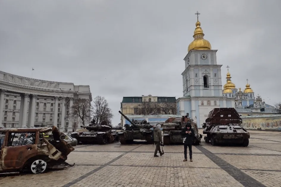 Tanques y restos de blindados de la fallida invasión rusa, exhibidos en la Plaza de Mykhailivska en Kiev (Ucrania). Tanques y restos de blindados de la fallida invasión rusa, exhibidos en la Plaza de Mykhailivska en Kiev (Ucrania).