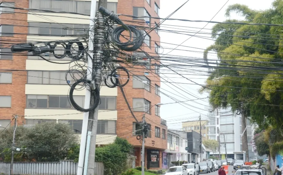 Poste en el barrio Belén, calle 56 con carrera 24, al que ya no le caben más cables. Igual se observa en varios sitios de Manizales. Poste en el barrio Belén, calle 56 con carrera 24, al que ya no le caben más cables. Igual se observa en varios sitios de Manizales.