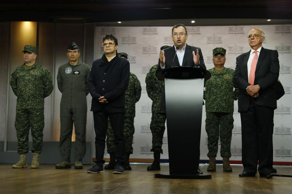 Gobierno suspende decreto de cese bilateral con el Eln y le pide una tregua Gobierno suspende decreto de cese bilateral con el Eln y le pide una tregua