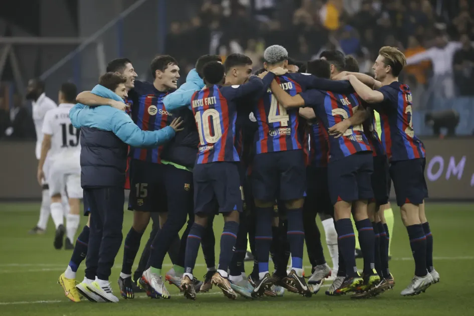 Los jugadores del FC Barcelona celebran la victoria tras la final de la Supercopa de España 2023 que Real Madrid y Barcelona jugaron este domingo en el estadio internacional Rey Fahd de Riad, Arabia Saudita. Los jugadores del FC Barcelona celebran la victoria tras la final de la Supercopa de España 2023 que Real Madrid y Barcelona jugaron este domingo en el estadio internacional Rey Fahd de Riad, Arabia Saudita.