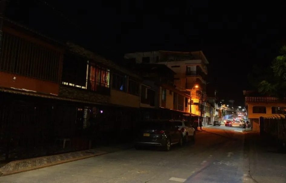 Finalizando la recta del barrio La Paz hay tres luminarias apagadas, que son de led. Finalizando la recta del barrio La Paz hay tres luminarias apagadas, que son de led.