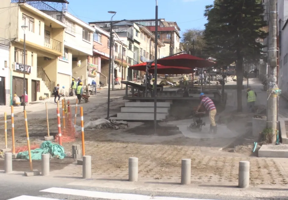En el último día del plazo para entregar el bulevar de la 48, así se ven los obreros trabajando. En el último día del plazo para entregar el bulevar de la 48, así se ven los obreros trabajando.