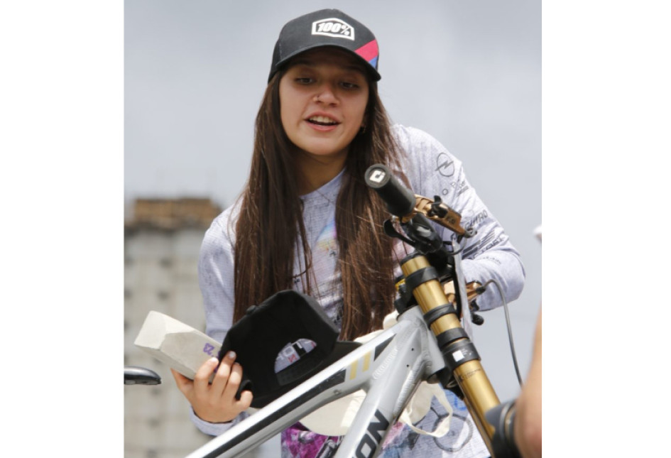 Ella es Valentina Roa Sánchez, la ciclomontañista caldense que brilló el año pasado en las válidas de la Copa Mundo y en el Mundial. Valentina Roa
