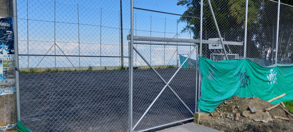 A la cancha detrás del monumento a Los Colonizadores le falta la demarcación. Está cerrada con candado. A la cancha detrás del monumento a Los Colonizadores le falta la demarcación. Está cerrada con candado.
