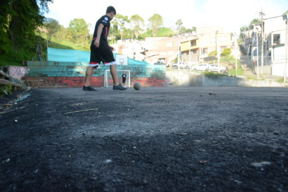 Estado de la gradería y la cancha del barrio Guamal. Estado de la gradería y la cancha del barrio Guamal.