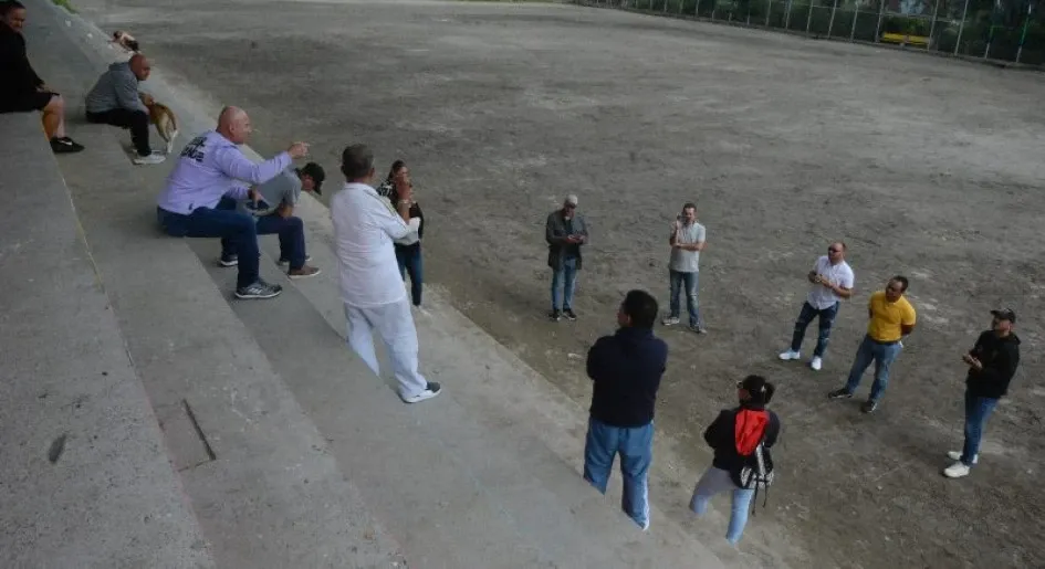 El estado actual de la la cancha de La Asunción. El escenario es recuperado para la Copa que se juega allí. La reunión entre técnicos, dirigentes, organizadores y cuidadores del espacio. Feria de Manizales
