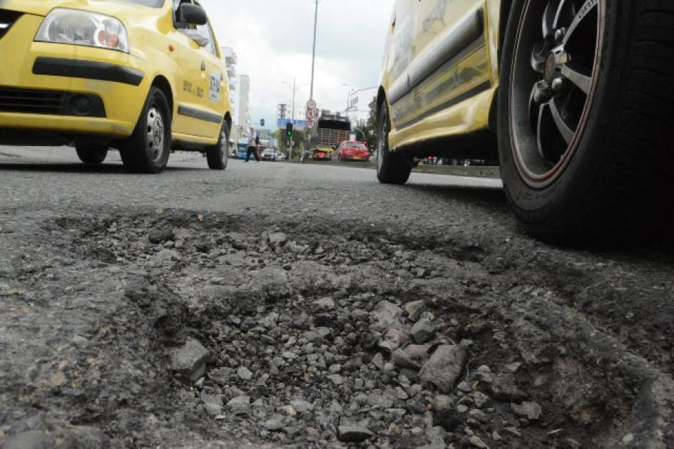 En la Avenida Santander cerca a Plaza 51 hay un hueco en la mitad de la vía, en sentido Cable-Centro. En la Avenida Santander cerca a Plaza 51 hay un hueco en la mitad de la vía, en sentido Cable-Centro.