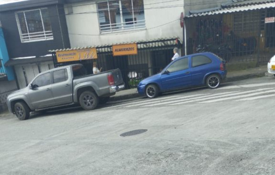 Los carros parqueados obstruyendo el paso por la cebra. Los carros parqueados obstruyendo el paso por la cebra.