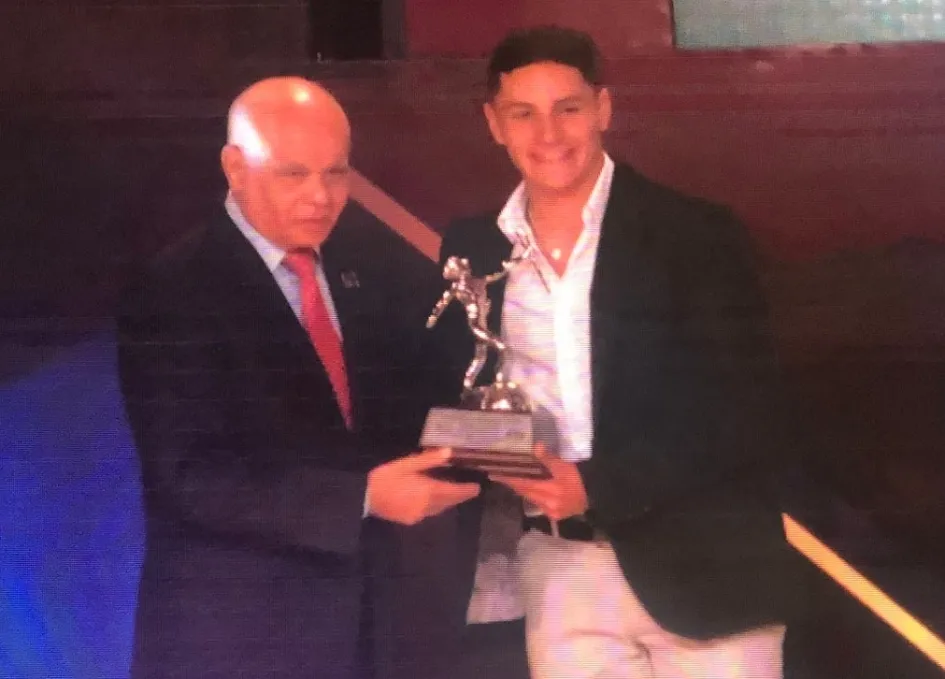 Pablo Felipe Marín (d) recibe el Altius de Plata. Pablo Felipe Marín (d) recibe el Altius de Plata.