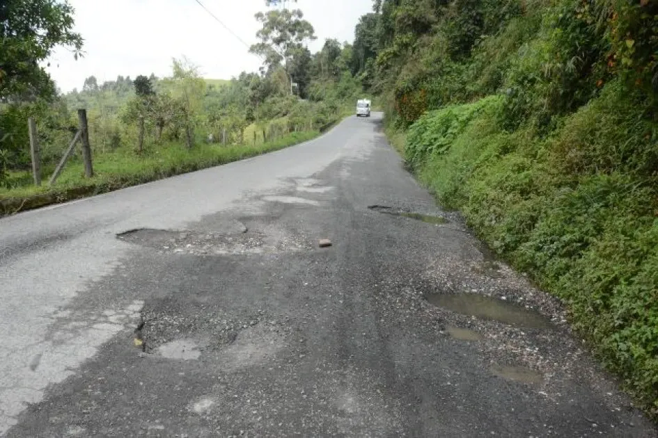 500 metros antes de la entrada a Termales Tierra Viva se encuentran estos cuatro huecos seguidos. 500 metros antes de la entrada a Termales Tierra Viva se encuentran estos cuatro huecos seguidos.