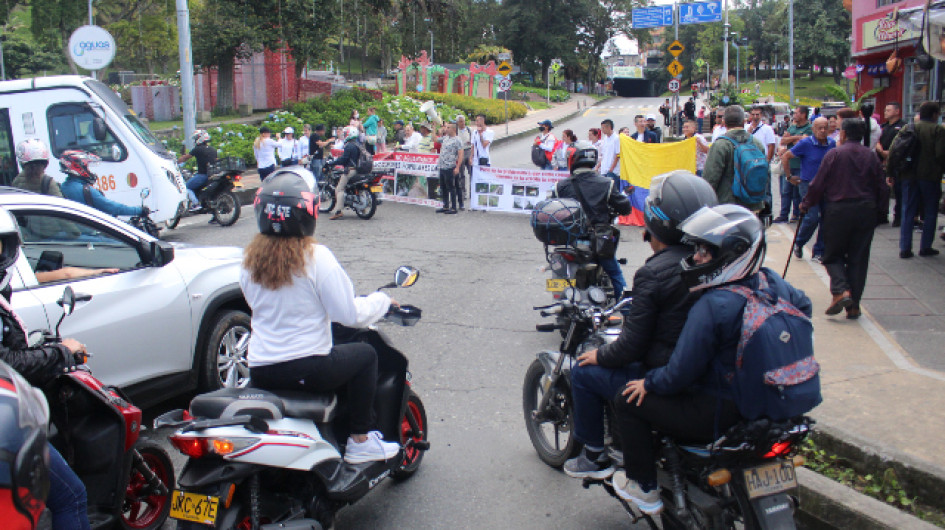 protesta contra el alcalde de Manizales protesta contra el alcalde de Manizales