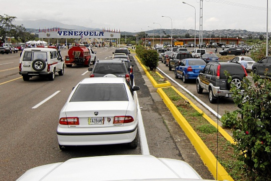 El puente había sido construido, pero no inaugurado por las tensiones políticas entre los gobiernos de ambos países. El puente había sido construido, pero no inaugurado por las tensiones políticas entre los gobiernos de ambos países.