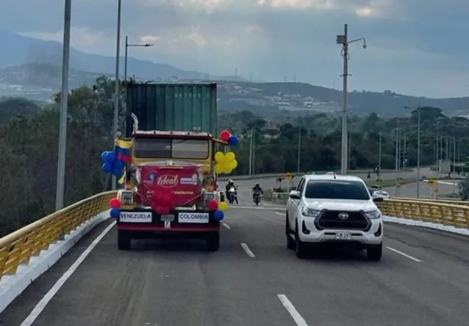 Por el puente de Tienditas cruzaron tres tractocamiones colombianos con 96 toneladas de productos alimentarios hacia Venezuela. Por el puente de Tienditas cruzaron tres tractocamiones colombianos con 96 toneladas de productos alimentarios hacia Venezuela.