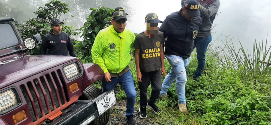 Fue rescatado este sábado en la vereda Alto del Naranjo de la capital caldense. Al captor lo hallaron en zona rural de Santuario. Fue rescatado este sábado en la vereda Alto del Naranjo de la capital caldense. Al captor lo hallaron en zona rural de Santuario.