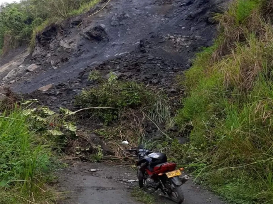 Derrumbe en el sector Alto de Pozo, entre Pácora y Aguadas. Derrumbe en el sector Alto de Pozo, entre Pácora y Aguadas.