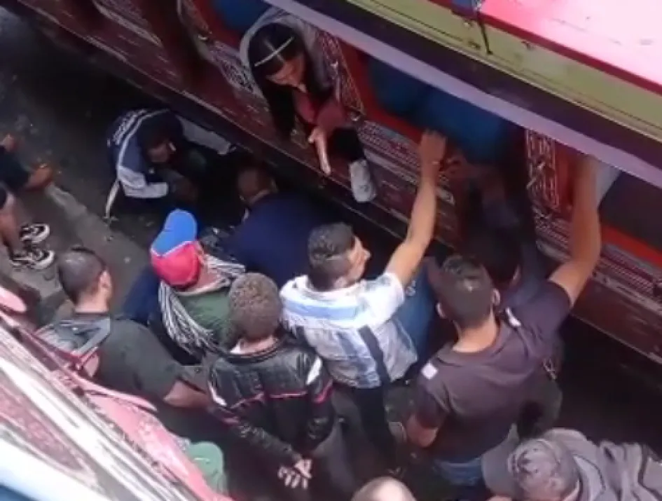 Este es el momento en el que el cuerpo que quedó debajo del automotor. Este es el momento del accidente.