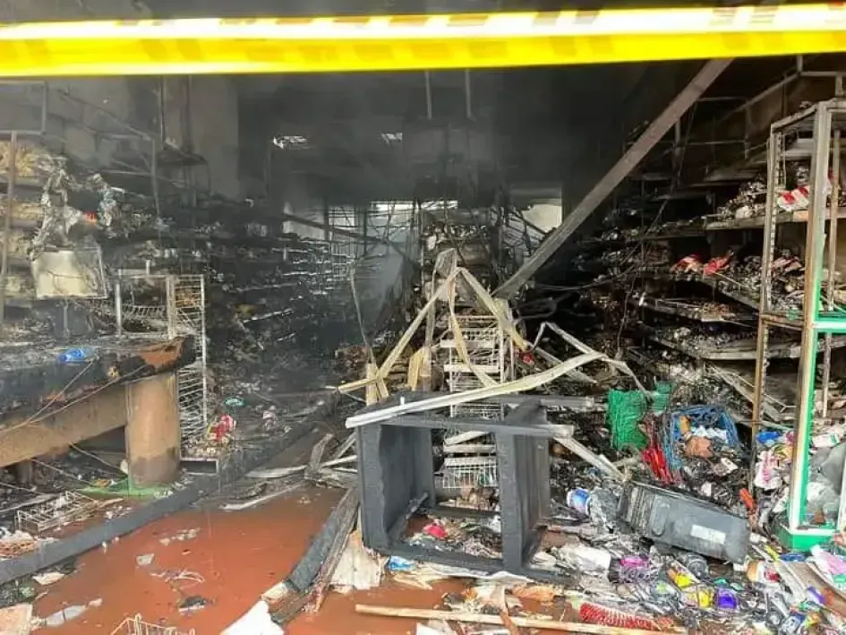 Controlan puntos calientes en supermercado que se incendió el jueves en Manzanares Controlan puntos calientes en supermercado que se incendió el jueves en Manzanares