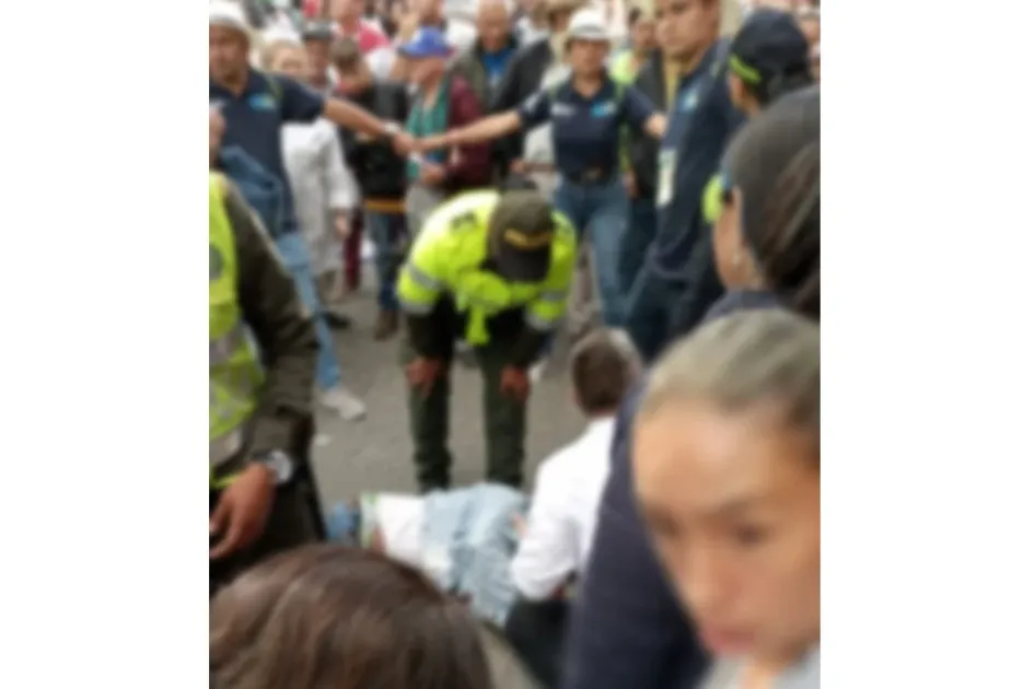 Un carro arrolló a peatones en la carrera 23 de Manizales Un carro arrolló a peatones en la carrera 23 de Manizales