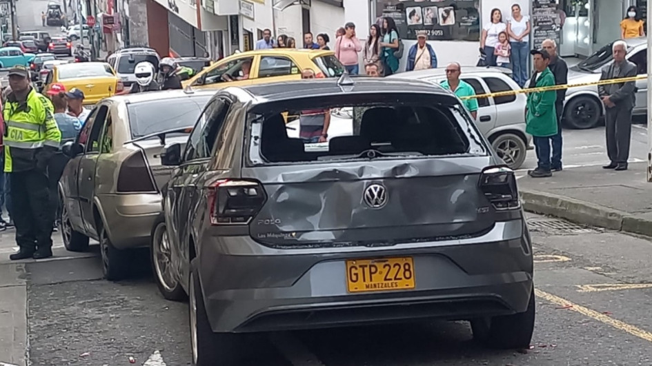 Un grupo de personas vandalizó el carro con el que atropellaron a los peatones. Un grupo de personas vandalizó el carro con el que atropellaron a los peatones.