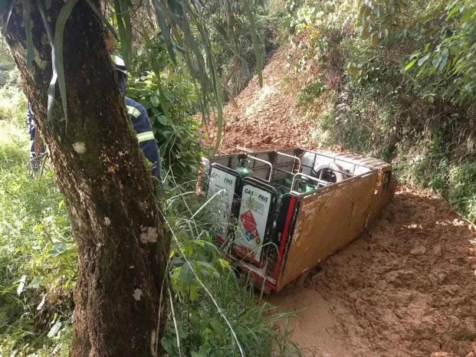 Carro de gas, atrapado por derrumbe en Salamina: los ocupantes resultaron ilesos Carro de gas, atrapado por derrumbe en Salamina: los ocupantes resultaron ilesos
