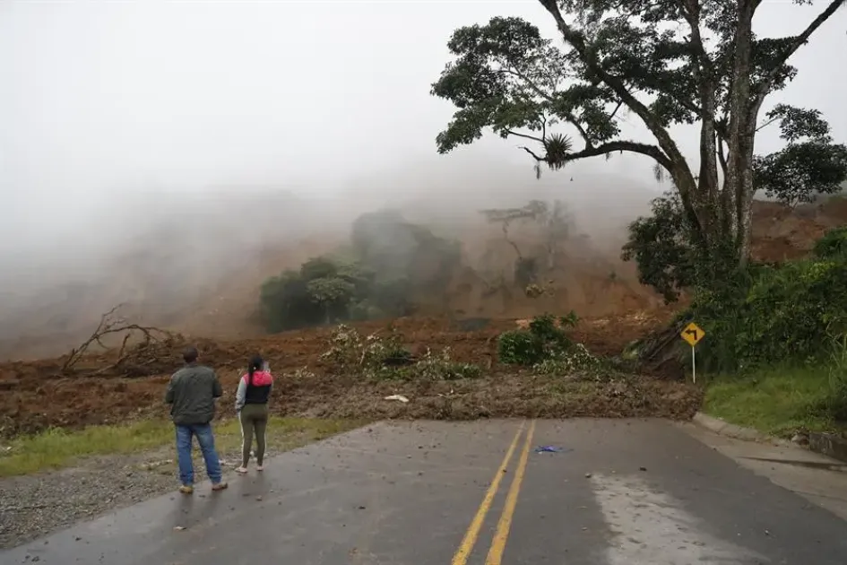 Vía bloqueada por el derrumbe en Rosas (Cauca). Vía bloqueada por el derrumbe en Rosas (Cauca).