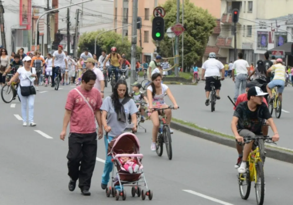 La Avenida Santander es el sitio tradicional de la ciclovía en Manizales. La Avenida Santander es el sitio tradicional de la ciclovía en Manizales.