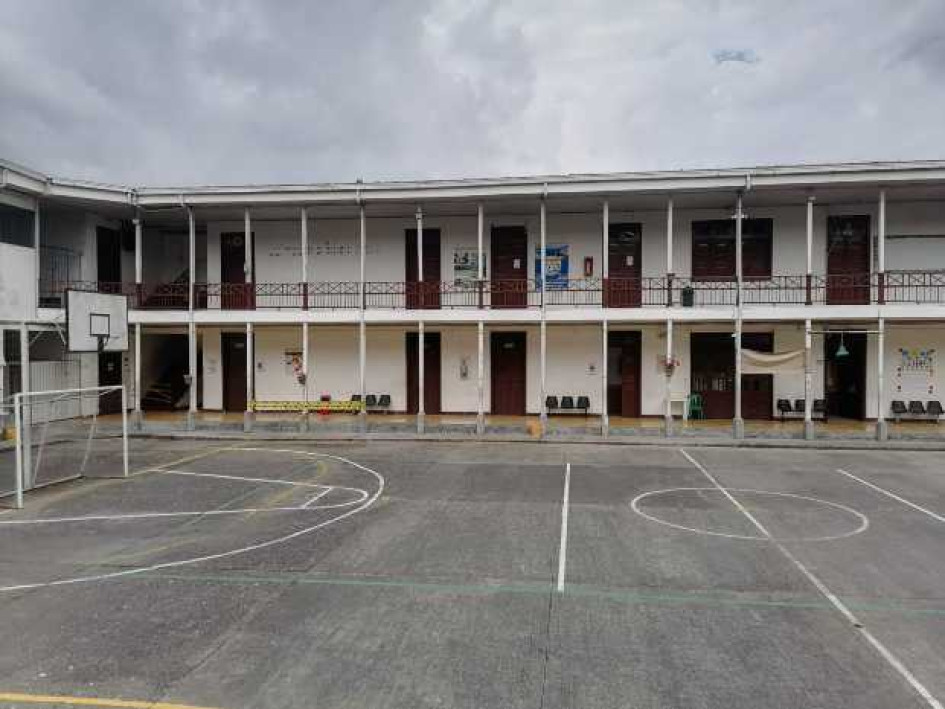 El colegio la Gran Colombia, de Manizales, espera autorización para abrir la jornada de la tarde y atender población extraedad. Lo haría en el primer piso, pues el segundo será intervenido con obras por la Alcaldía, ante una acción popular que falló a favor del requerimiento de un padre de familia. El colegio la Gran Colombia, de Manizales, espera autorización para abrir la jornada de la tarde y atender población extraedad. Lo haría en el primer piso, pues el segundo será intervenido con obras por la Alcaldía, ante una acción popular que falló a favor del requerimiento de un padre de familia.