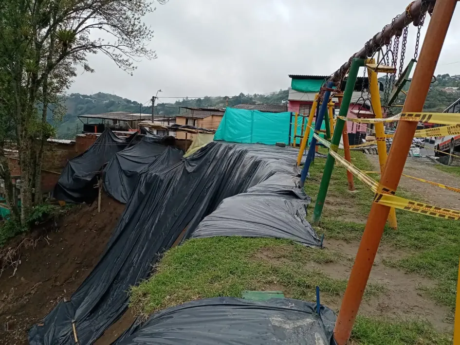 El parque infantil en La Floresta (Villamaría), en riesgo por deslizamiento. El parque infantil en La Floresta (Villamaría), en riesgo por deslizamiento.