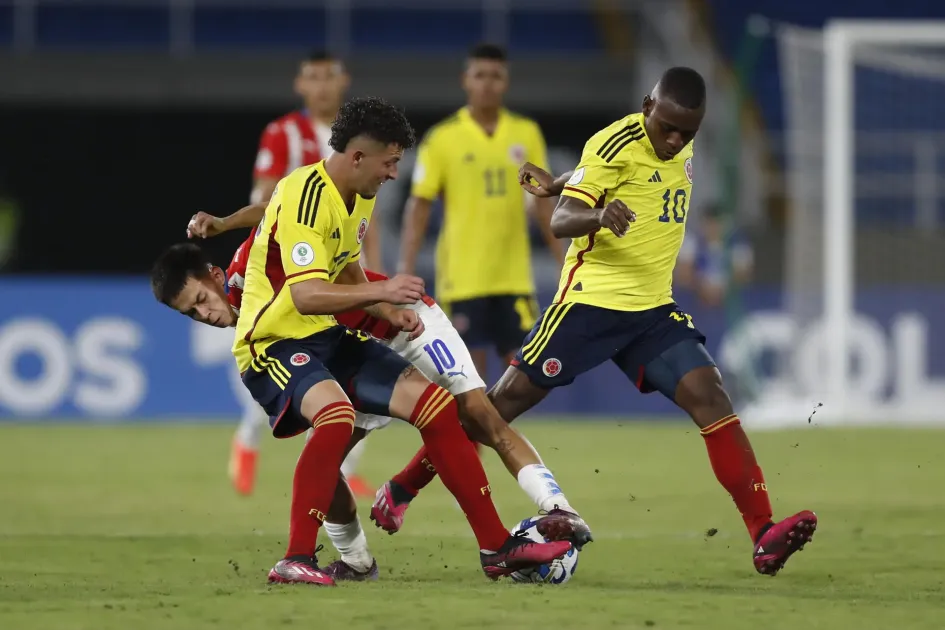 Alexis Castillo (d) de Colombia disputa un balón con Matías Segovia (c) de Paraguay hoy, en un partido de la fase de grupos del Campeonato Sudamericano Sub-20 entre las seleccione de Colombia y Paraguay en el estadio Pascual Guerrero en Cali. Alexis Castillo (d) de Colombia disputa un balón con Matías Segovia (c) de Paraguay hoy, en un partido de la fase de grupos del Campeonato Sudamericano Sub-20 entre las seleccione de Colombia y Paraguay en el estadio Pascual Guerrero en Cali.