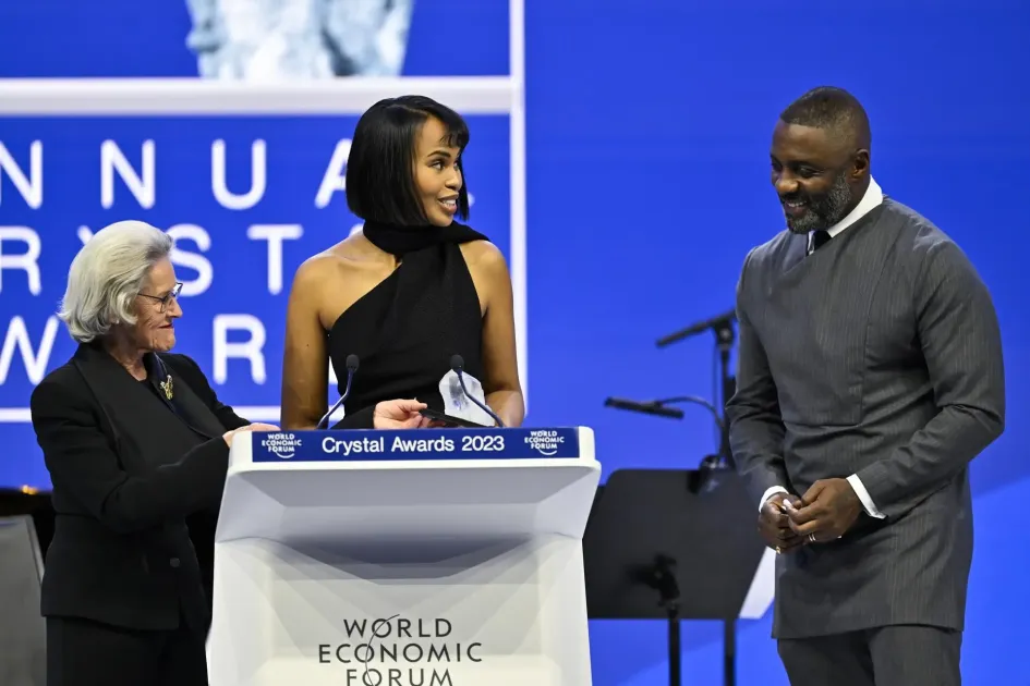 Hilde Schwab, cofundadora del FEM (de izquierda a derecha), Sabrina Dhowre Elba, Fondo Internacional de Desarrollo Agrícola de las Naciones Unidas, y el actor británico Idris Elba asisten a la ceremonia de entrega del Premio Crystal durante la 53.ª reunión anual del Foro Económico Mundial, FEM, en Davos, Suiza. Hilde Schwab, cofundadora del FEM (de izquierda a derecha), Sabrina Dhowre Elba, Fondo Internacional de Desarrollo Agrícola de las Naciones Unidas, y el actor británico Idris Elba asisten a la ceremonia de entrega del Premio Crystal durante la 53.ª reunión anual del Foro Económico Mundial, FEM, en Davos, Suiza.