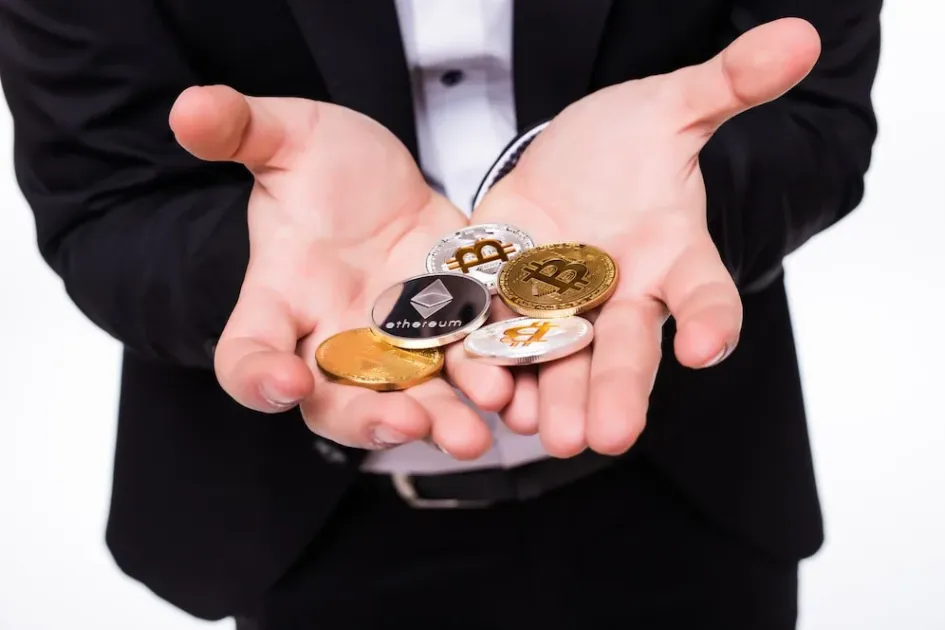Estos son los logos de algunas criptomonedas como bitcoin y ethereum. Estos son los logos de algunas criptomonedas como bitcoin y ethereum.