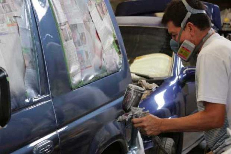 En el Taller Imperial se pinta este Montero Mitsubishi en una tonalidad de azul.