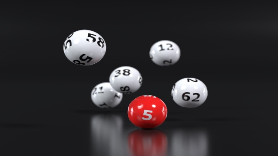 Lotería de Manizales resultado enero 11 de 2023 Bolas de lotería cayendo en un fondo negro.