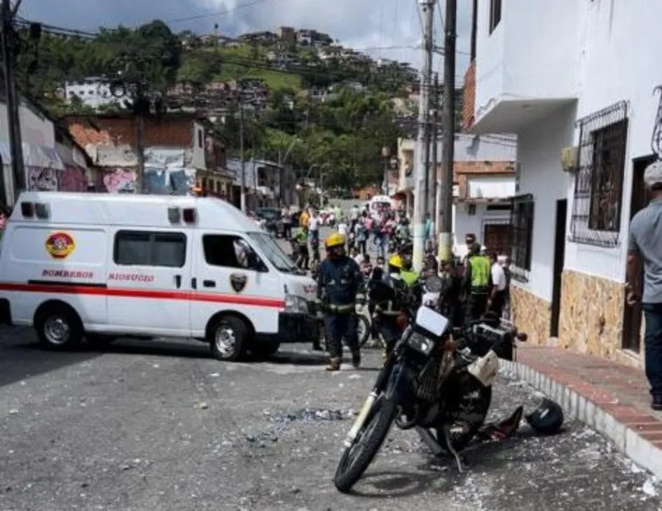 La moto en la que se transportaban ambos hombres quedó destruida y en pedazos por el lugar. Esta es la zona en la que ocurrió el desastre. La moto en la que se transportaban ambos hombres quedó destruida y en pedazos por el lugar. Esta es la zona en la que ocurrió el desastre.
