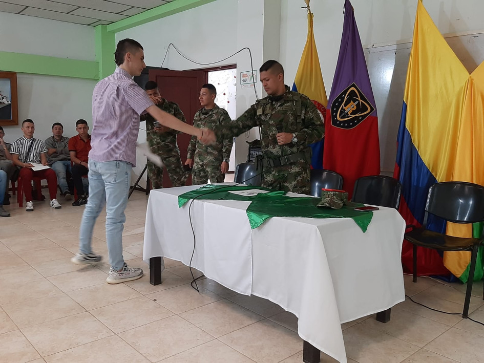 Un grupo de jóvenes estrenó su libreta en diciembre y sin costo. Un grupo de jóvenes estrenó su libreta en diciembre y sin costo.