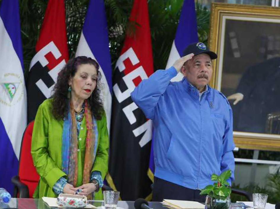 El régimen liderado por el presidente Daniel Ortega y su esposa, la vicepresidenta Rosario Murillo, también excarceló y expatrío a 222 presos políticos nicaragüenses esta semana. El régimen liderado por el presidente Daniel Ortega y su esposa, la vicepresidenta Rosario Murillo, también excarceló y expatrío a 222 presos políticos nicaragüenses esta semana.