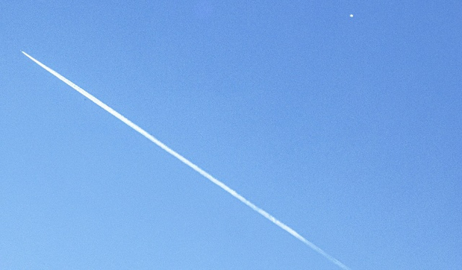 Foto | EFE | LAPATRIA Un avión comercial (izquierda) vuela por debajo del globo chino (derecha) detectado en el espacio aéreo estadounidense, en Charlotte (Estados Unidos). Foto | EFE | LAPATRIA Un avión comercial (izquierda) vuela por debajo del globo chino (derecha) detectado en el espacio aéreo estadounidense, en Charlotte (Estados Unidos).