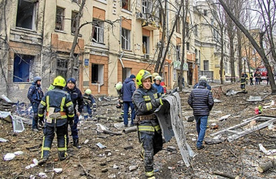 Fotos | EFE | LAPATRIA Los rescatistas ucranianos trabajan en el sitio de un edificio residencial dañado luego de un ataque con misiles, en Kharkiv, noreste de Ucrania, el 05 de febrero de 2023, en medio de la invasión de Rusia. Fotos | EFE | LAPATRIA Los rescatistas ucranianos trabajan en el sitio de un edificio residencial dañado luego de un ataque con misiles, en Kharkiv, noreste de Ucrania, el 05 de febrero de 2023, en medio de la invasión de Rusia.