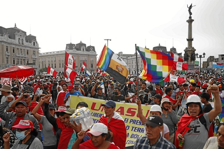 Foto | EFE | LAPATRIA Varias personas participan en una manifestación que exige la renuncia de la presidenta Dina Boluarte, el cierre del Congreso, la convocatoria de una asamblea constituyente y el adelanto de elecciones generales a 2023 Foto | EFE | LAPATRIA Varias personas participan en una manifestación que exige la renuncia de la presidenta Dina Boluarte, el cierre del Congreso, la convocatoria de una asamblea constituyente y el adelanto de elecciones generales a 2023