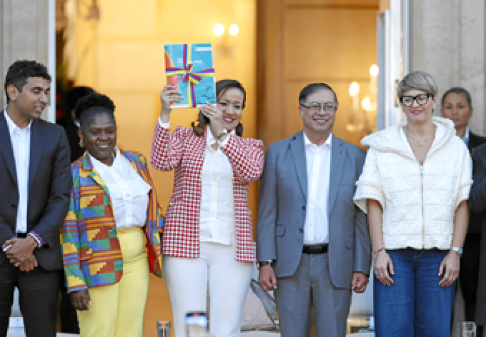 La ministra de Salud, Carolina Corcho, presentó el proyecto de ley en un acto en la Plaza Núñez, que separa el palacio presidencial del Capitolio, donde dijo que lo que buscan es "reivindicar con esta reforma el derecho fundamental a la salud". La ministra de Salud, Carolina Corcho, presentó el proyecto de ley en un acto en la Plaza Núñez, que separa el palacio presidencial del Capitolio, donde dijo que lo que buscan es "reivindicar con esta reforma el derecho fundamental a la salud".