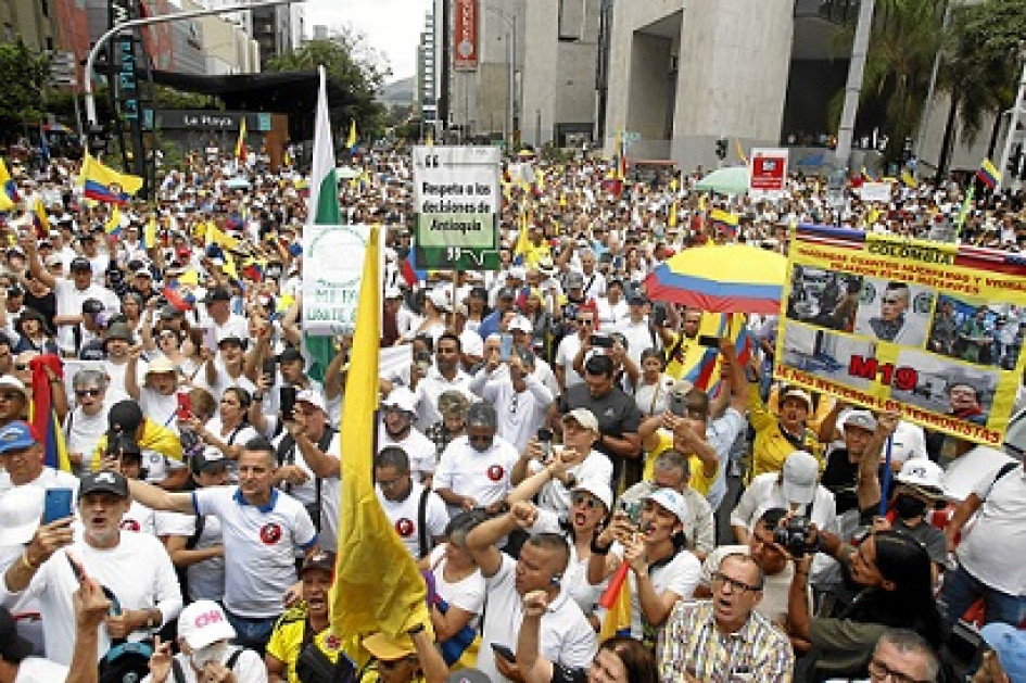 Miles de antioqueños llenaron ayer las calles de Medellín para manifestar su rechazo a las reformas sociales que impulsa el Gobierno del presidente, Gustavo Petro. Miles de antioqueños llenaron ayer las calles de Medellín para manifestar su rechazo a las reformas sociales que impulsa el Gobierno del presidente, Gustavo Petro.