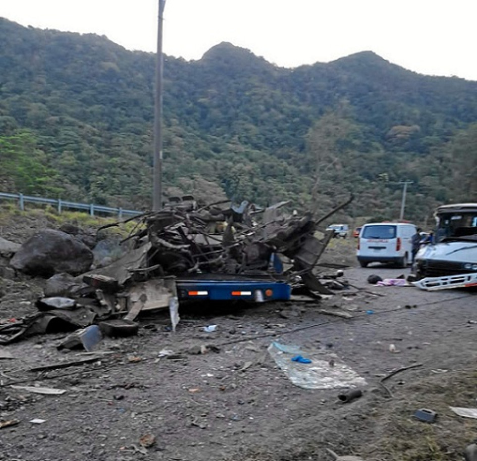 Las primeras versiones indican el conductor del bus intentó dar un giro en la carretera, pero perdió el control, colisionó con otro y cayó al barranco. Las primeras versiones indican el conductor del bus intentó dar un giro en la carretera, pero perdió el control, colisionó con otro y cayó al barranco.