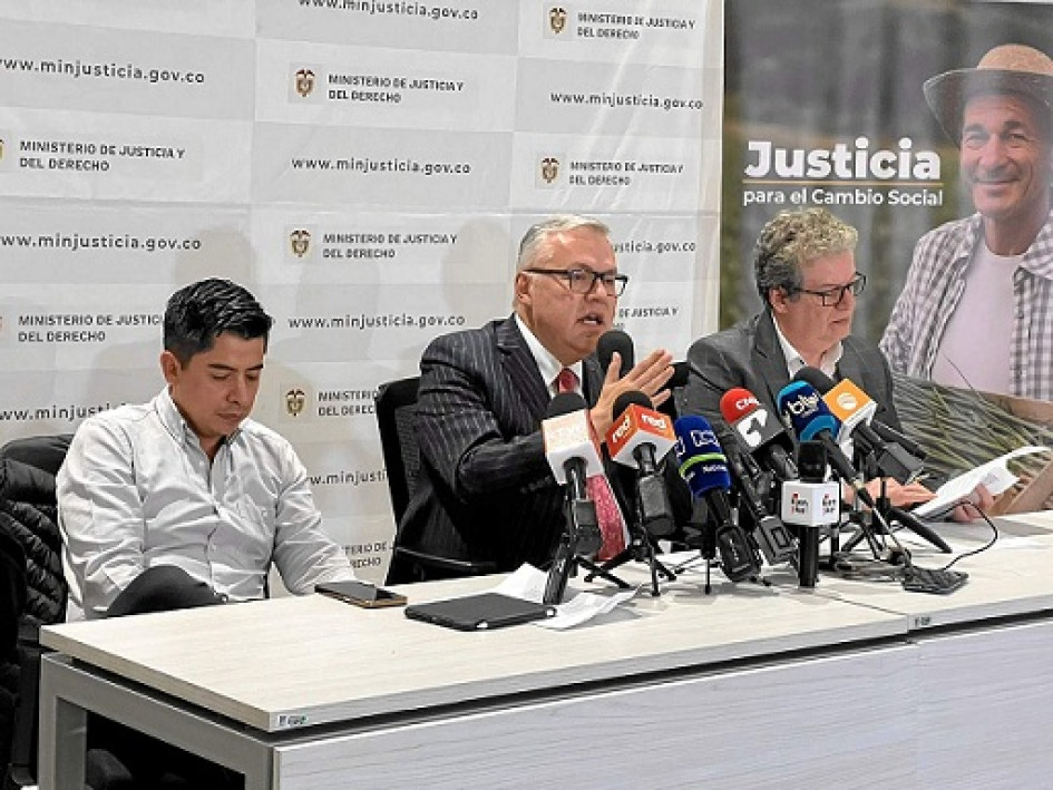 Néstor Osuna, ministro de Justicia, acompañado del senador Ariel Ávila y el representante a la Cámara Alirio Uribe, presentó el proyecto de ley de sometimiento a la justicia. Néstor Osuna, ministro de Justicia, acompañado del senador Ariel Ávila y el representante a la Cámara Alirio Uribe, presentó el proyecto de ley de sometimiento a la justicia.