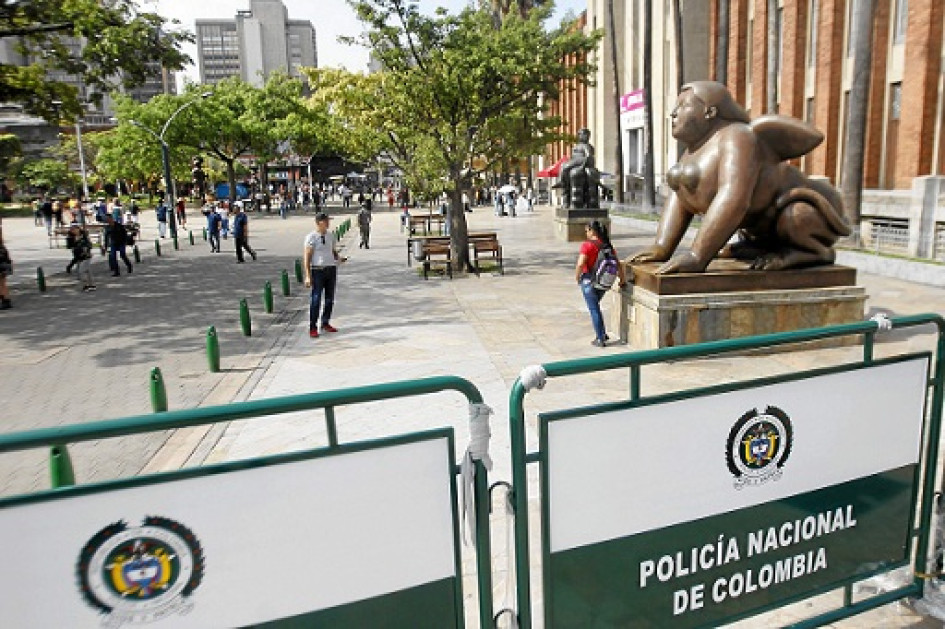 Vallas que limitan el ingreso de personas a la Plaza Botero en Medellín. Vallas que limitan el ingreso de personas a la Plaza Botero en Medellín.