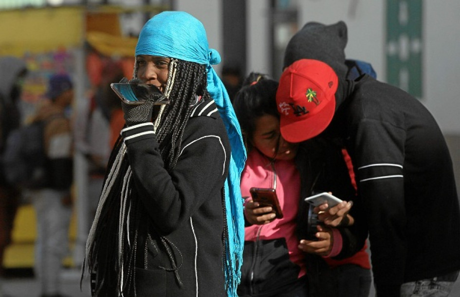 Foto | EFE | LA PATRIA Los migrantes acceden a información sobre las rutas, mapas y la posibilidad de estar en contacto con sus familiares. Foto | EFE | LA PATRIA Los migrantes acceden a información sobre las rutas, mapas y la posibilidad de estar en contacto con sus familiares.