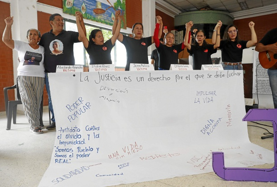Foto | EFE | LA PATRIA  La audiencia tuvo lugar en el colegio público Eustaquio Palacios y en ella participaron familiares de las víctimas y organizaciones sociales que hicieron arengas para exigir justicia.
