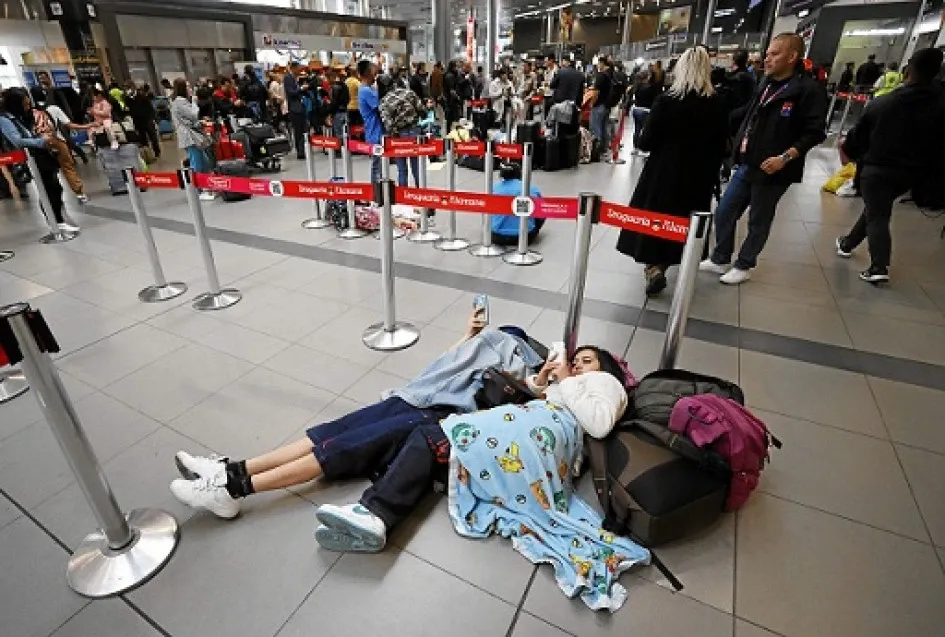 A principios de febrero Viva ya canceló algunas rutas nacionales y la decisión de paralizar sus operaciones ocasionó protestas en aeropuertos como los de Bogotá, Medellín y Barranquilla, donde los viajeros que se quedaron en tierra exigen una solución y que se respeten sus derechos. A principios de febrero Viva ya canceló algunas rutas nacionales y la decisión de paralizar sus operaciones ocasionó protestas en aeropuertos como los de Bogotá, Medellín y Barranquilla, donde los viajeros que se quedaron en tierra exigen una solución y que se respeten sus derechos.