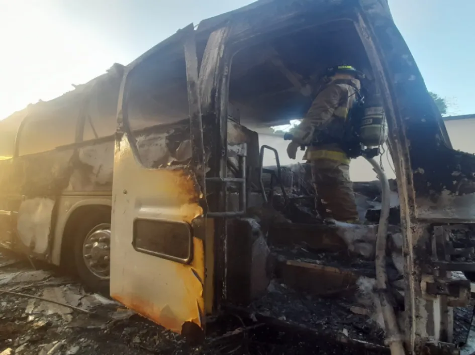 Fotografía cedida por Relaciones Públicas del Cuerpo de Bomberos de Panamá donde se ven bomberos mientras trabajan para apagar un incendio en un bus que trasladaba a 57 migrantes, en la carretera panamericana. Fotografía cedida por Relaciones Públicas del Cuerpo de Bomberos de Panamá donde se ven bomberos mientras trabajan para apagar un incendio en un bus que trasladaba a 57 migrantes, en la carretera panamericana.