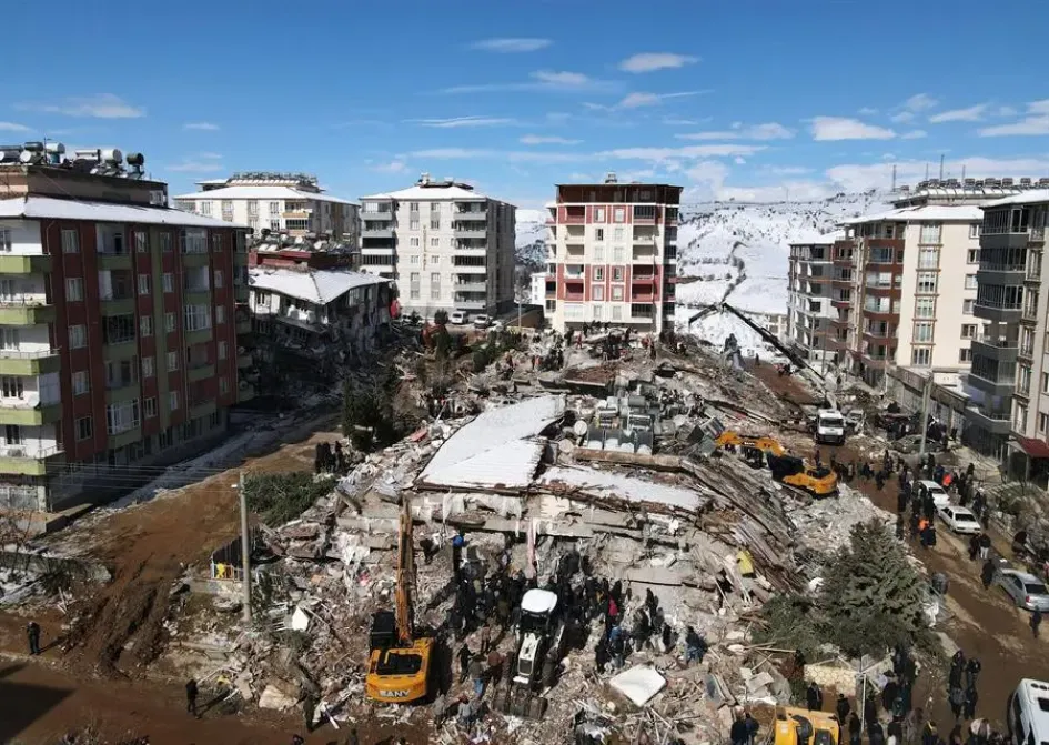 Una vista aérea tomada con un dron muestra edificios derrumbados mientras continúan los trabajos de rescate después del terremoto en el distrito de Besni de la ciudad de Adiyaman, Turquía, este miércoles. Una vista aérea tomada con un dron muestra edificios derrumbados mientras continúan los trabajos de rescate después del terremoto en el distrito de Besni de la ciudad de Adiyaman, Turquía, este miércoles.